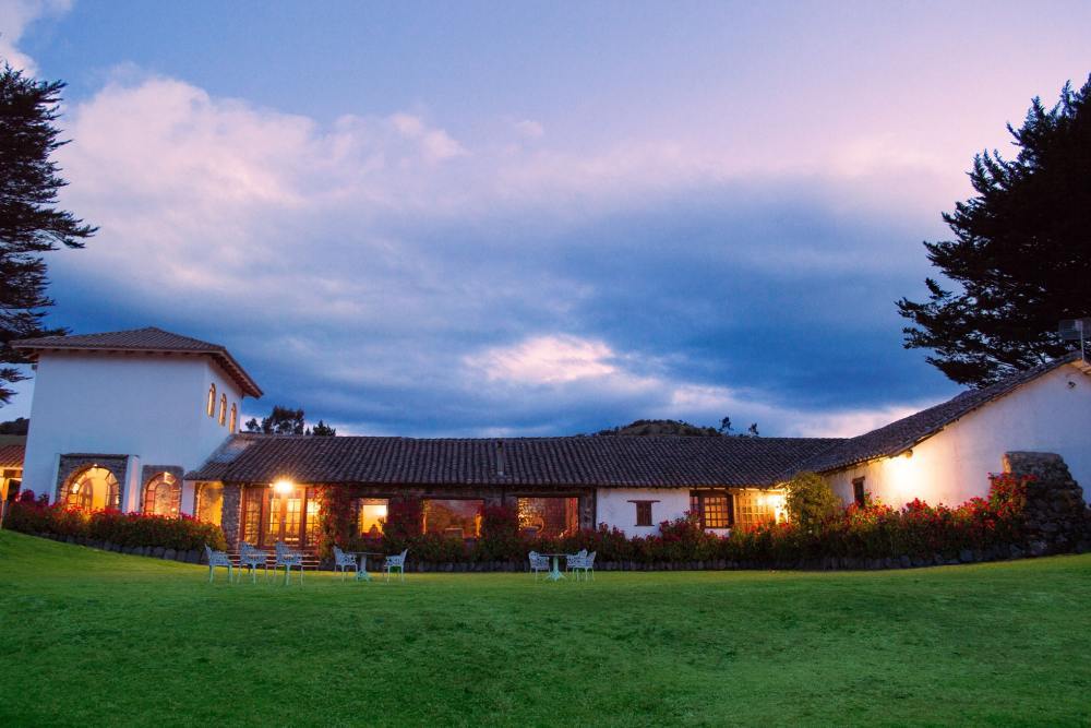 Außenansicht bei Abenddämmerung, Hacienda Santa Ana, Cotopaxi, Ecuador Flitterwochen