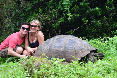 Paar und Riesenschildkröte, Galapagos, Ecuador Hochzeitsreise, außergewöhnlich