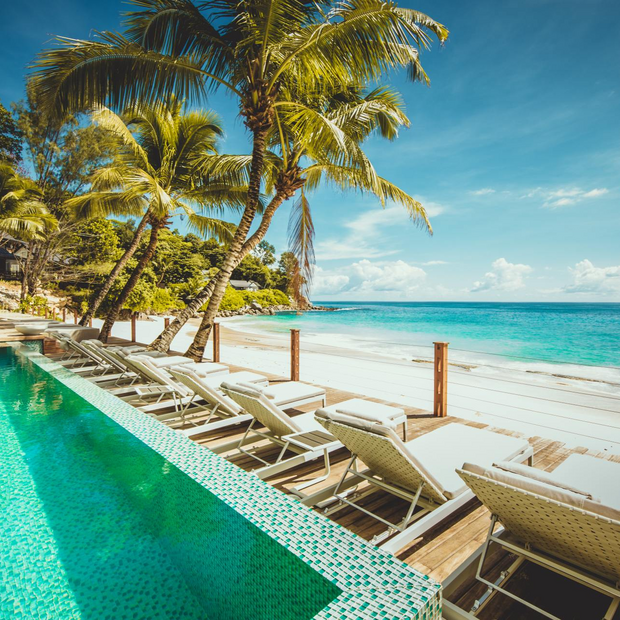 Pool mit Sonnenliegen, CaranaBeach Hotel, Seychellen Flitterwochen