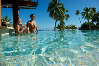 Paar im Pool, InterContinental Resort & Spa Tahiti, Südsee Hochzeitsreise, Luxus