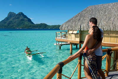 Paar im Bungalow, Bora Bora Pearl Beach Resort und Spa, Südsee Hochzeitsreise, Frühstüc