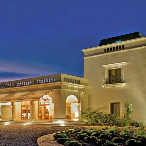 Außenansicht bei Nacht, Cavas Wine Lodge, Mendoza, Argentinien Flitterwochen