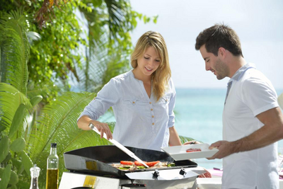 Barbecue am Strand von Grand Soeur, Seychellen Hochzeitsreise, Kulinarik
