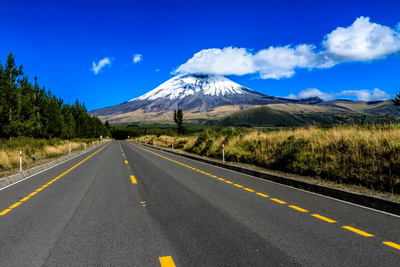 Straße von Vulkan, Cotopaxi, Ecuador Hochzeitsreise, außergewöhnlich