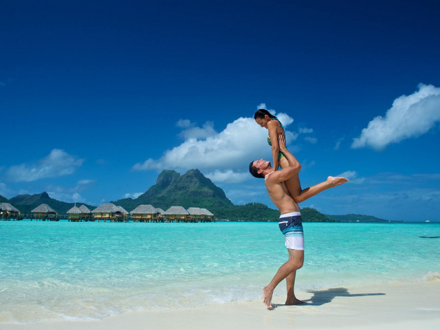 Paar am Strand, Bora Bora Pearl Beach Resort und Spa, Südsee Hochzeitsreise, Paradies