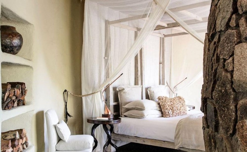 Schlafzimmer mit Naturmaterialien, Singita Boulders Lodge, Südafrika Flitterwochen