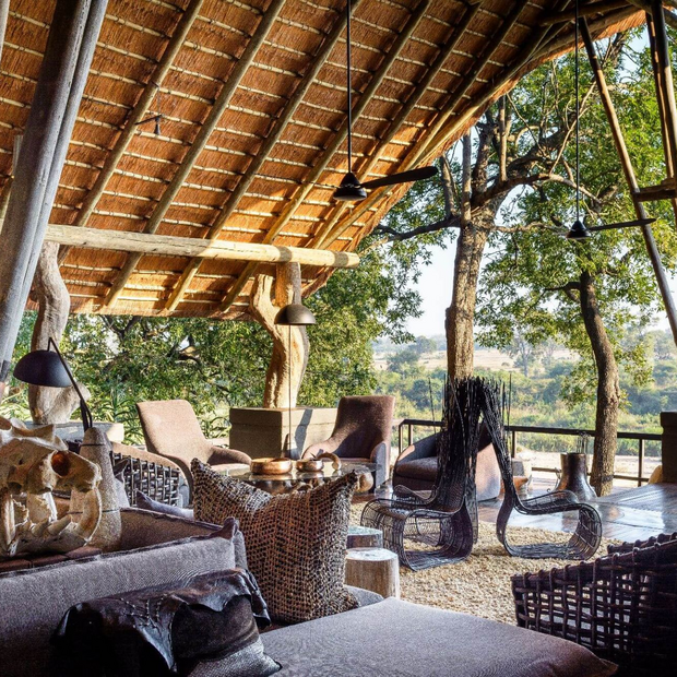 Wohnzimmer mit Ausblick, Singita Boulders Lodge, Südafrika Flitterwochen