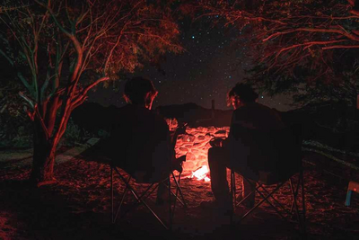 Lagerfeuer und Sternenhimmel, Tarangire Nationalpark, Tansania Hochzeitsreise, Romantik